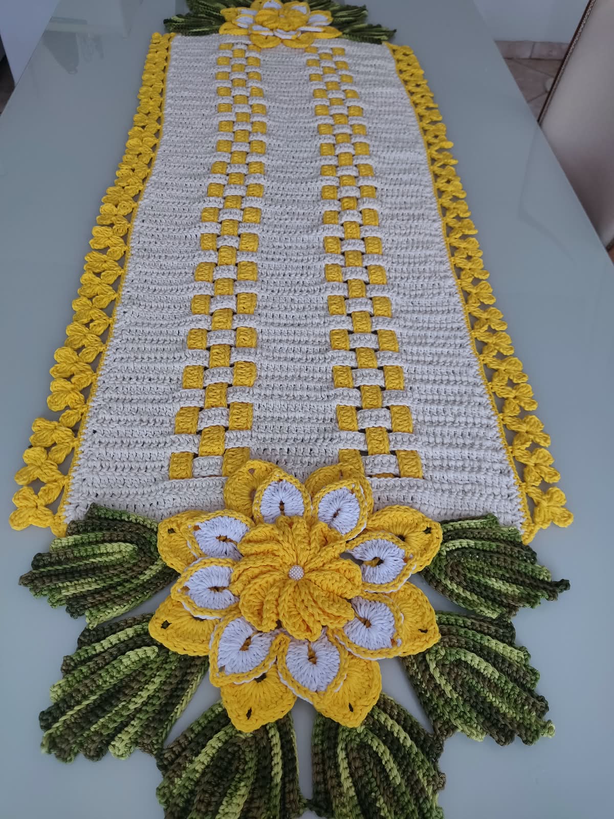 Caminho de mesa artesanal feito à mão pela Neusa